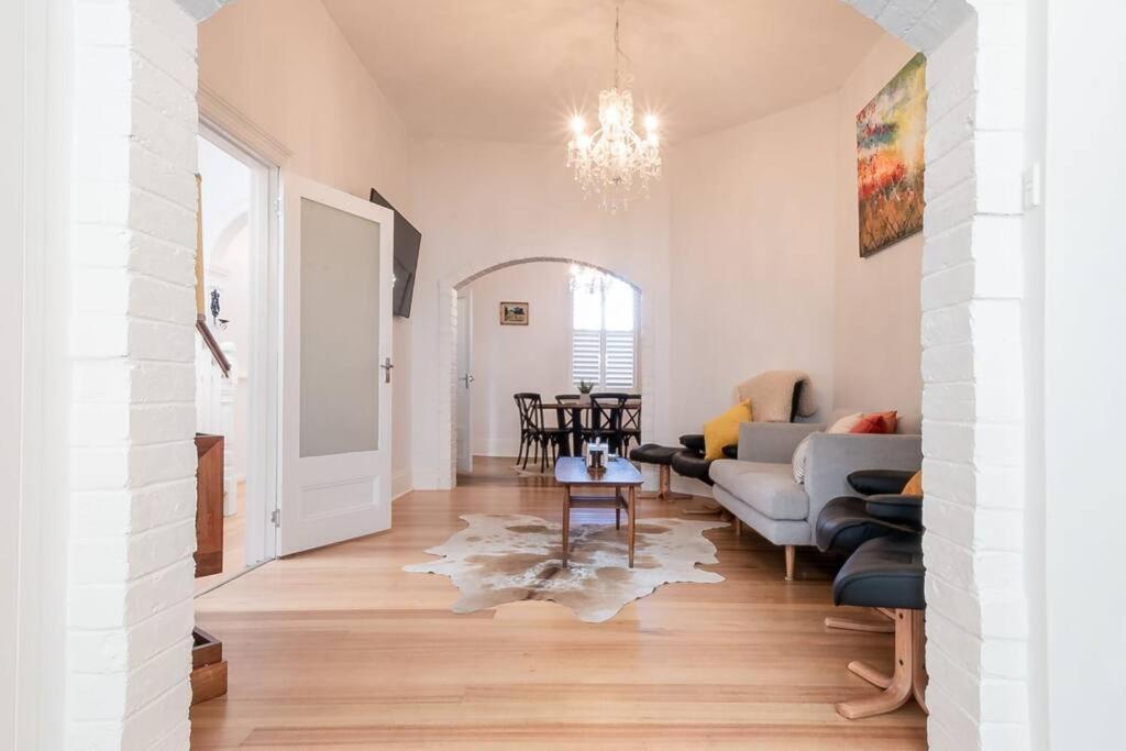 Historic Beauty In The Cbd! Parking And Wifi Lejlighed Launceston Eksteriør billede